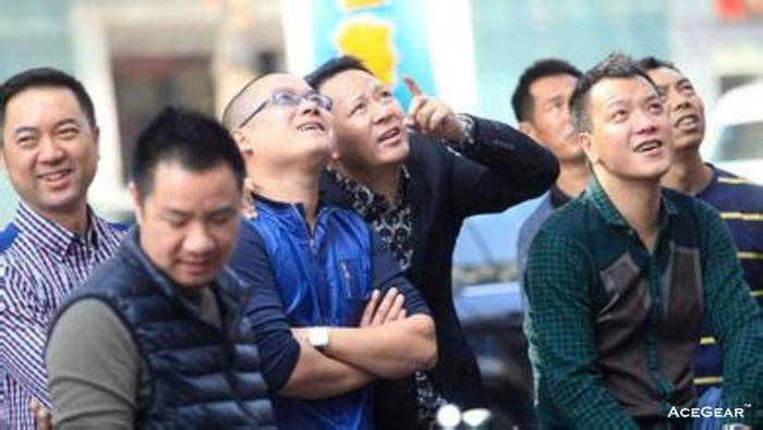 国内也发生过围观跳楼的人起哄怂恿跳楼者的事件发生