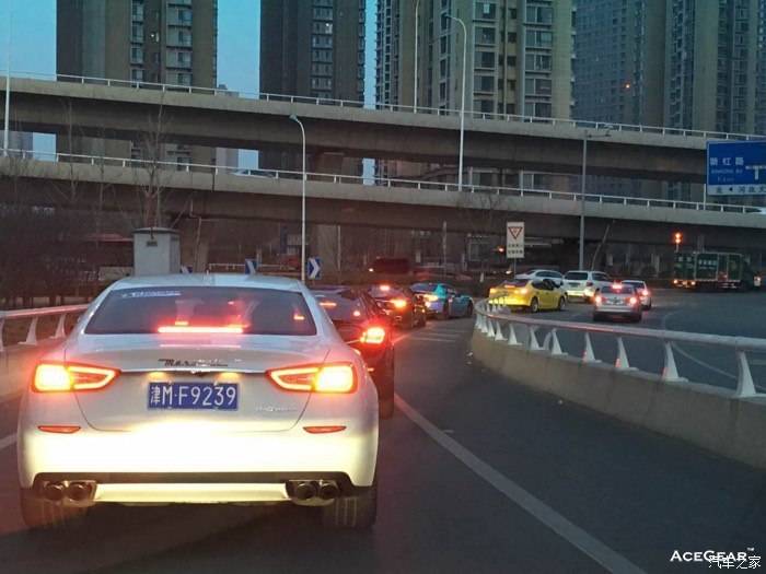 俱乐部严禁做违反交通法规行为