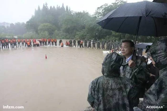 2016年7月6日，李克强在湖北武汉市长江干堤倒口湖堤段管涌现场指挥抢险救。（新华社记者 庞兴雷/图）