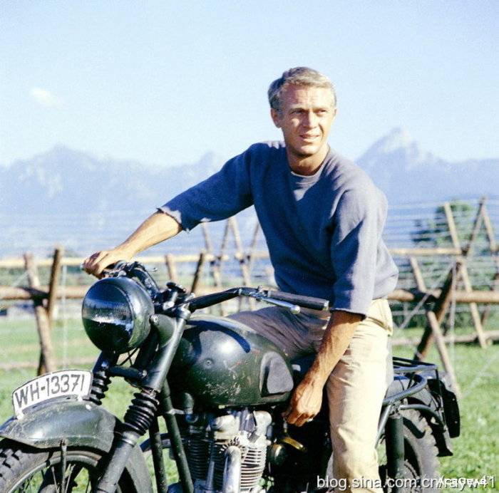在60~70年代中活躍於美國好萊塢的巨星Steve McQueen，除了是電影明星之外，平常也熱愛汽車與摩托運動，也算是當年Triumph的御用代言車手。