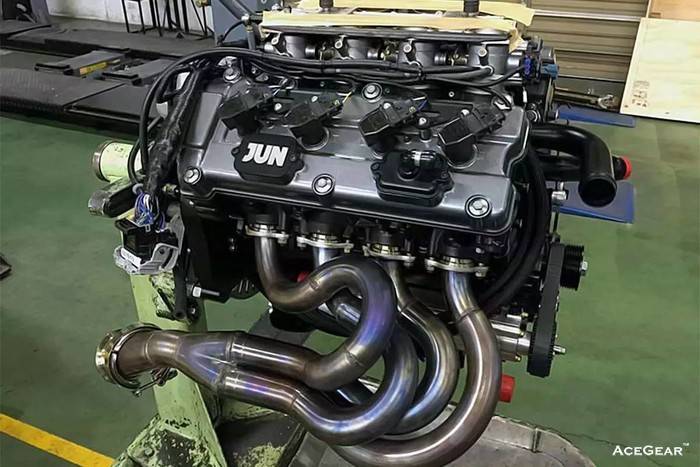 ZX-12R的两颗1.2升直四发动机，利用异种合并的手法改变成V8的样式
