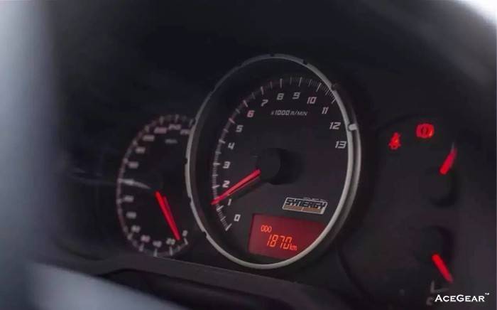 这台2.4升V8最高转速为11600rpm，需要一个13000rpm的转速表