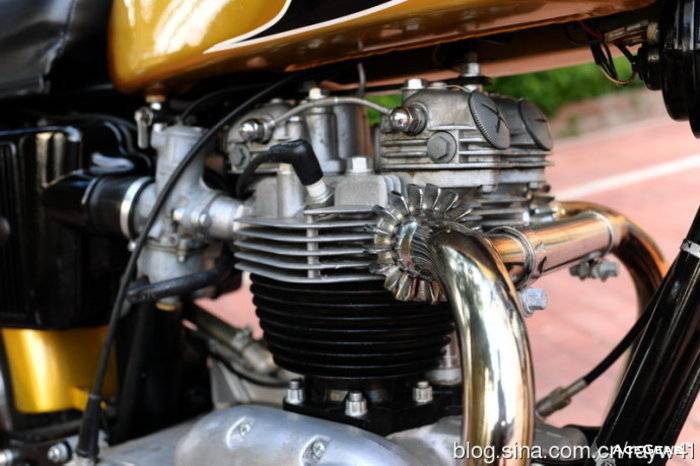 從1963年到1971年所推出的T120車款，引擎延續649c.c.的排量，不過化油器全面升級為雙Amal 30mm口徑配置，動力也從原先的46hp提升到49hp。