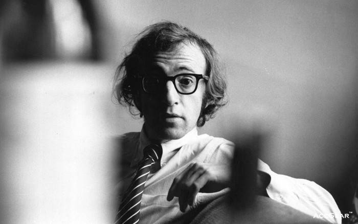 伍迪艾伦（Woody Allen）穿著他标誌性的OCBD衬衫。