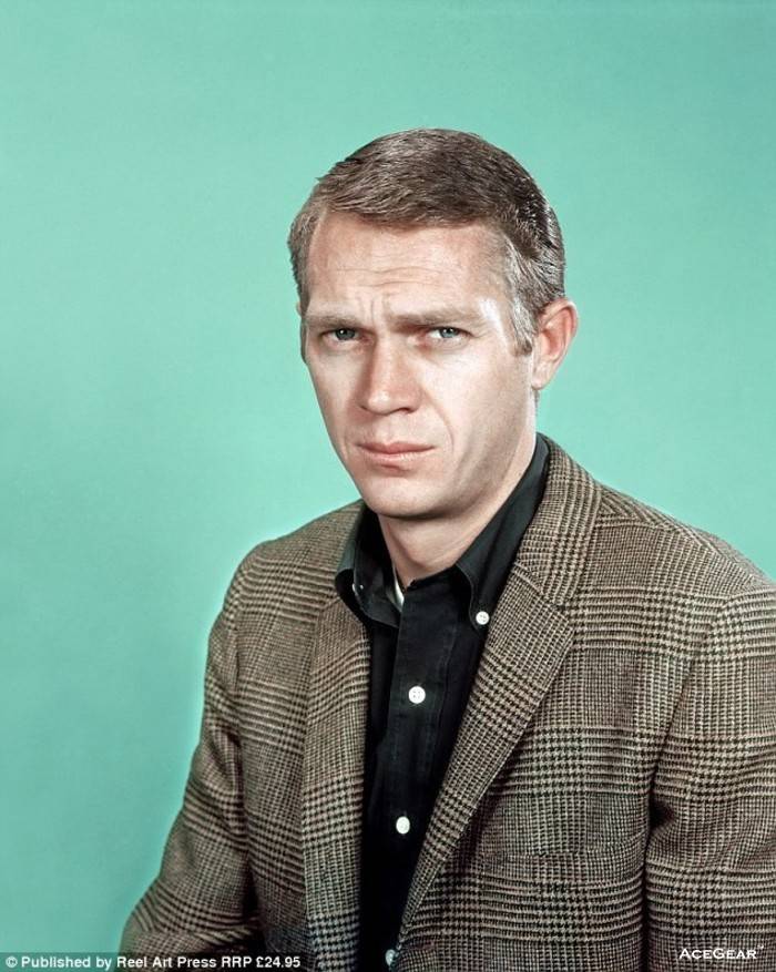 身穿黑色OCBD和格纹花呢外套的Steve McQueen。