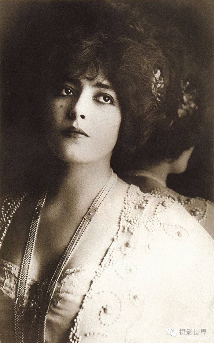法国舞台剧演员，社交名媛，是当时的时尚标签