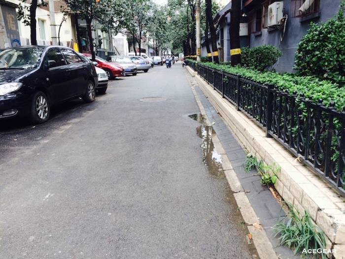 干燥的北京只需要一个夜晚就能把暴雨肆虐留下的小河流蒸发干净，仿佛前一天什么都没发生过。