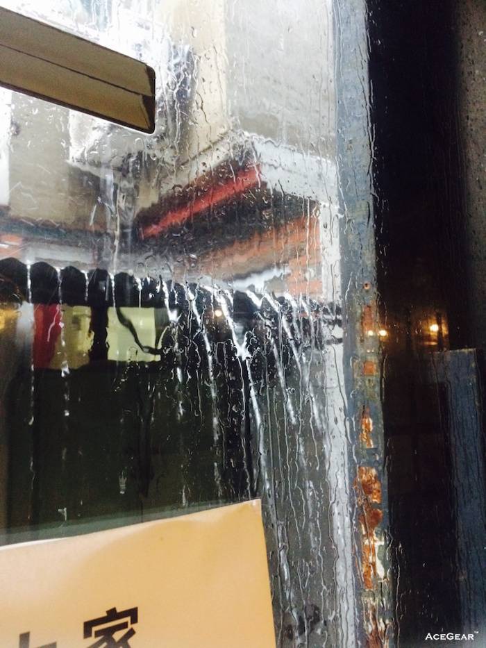 下雨时，门口就成了水帘洞。