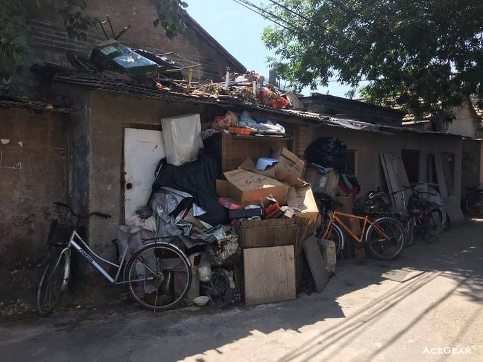这户人家一生的家当估计都在这儿堆着了