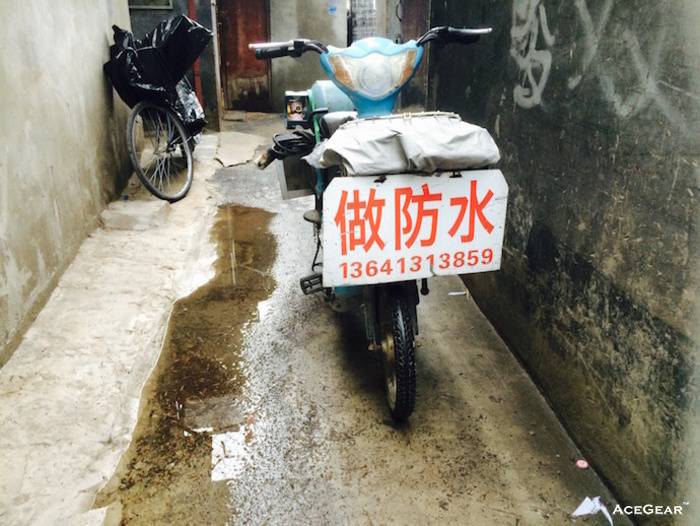 胡同平房很容易漏水，暴雨过后这种小广告牌在胡同里随处可见